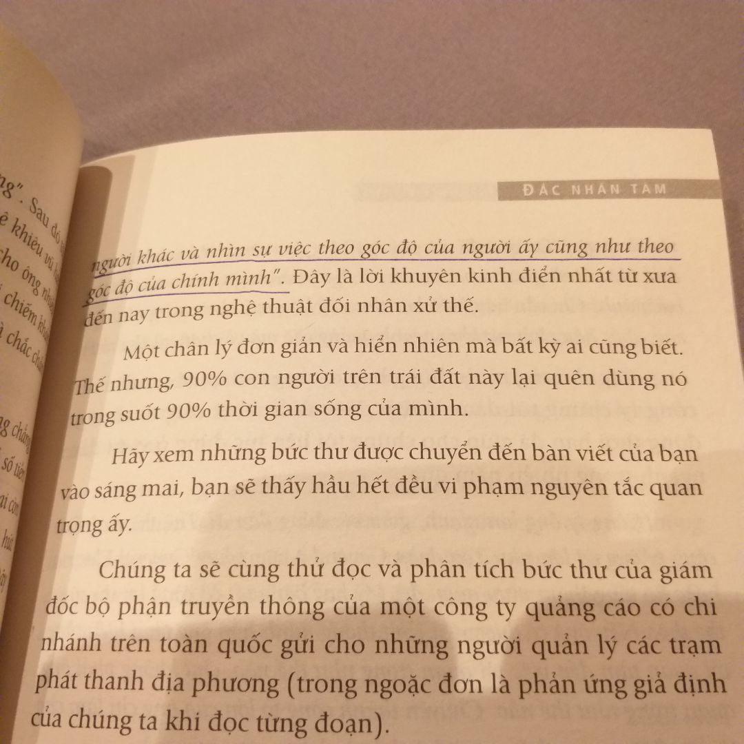 Đã mua ở Tiki rất rất nhiều sách, nhưng đây là lần đâu tiên tôi cảm thấy sốc. Tôi đã đọc cuốn này nhưng muốn mua bản mới để lưu giữ. Đến hôm nay tôi mới mở cuốn sách ra lần đầu tiên, nhưng rất nhiều trang sách đã có dấu bút bi gạch dưới. Nếu như tôi kiểm tra ngay khi giao hàng thì sự việc tôi trình bày có cơ sở hơn. Nhưng bây giờ đã mấy tháng và tôi chỉ muốn nhận xét ở đây để Tiki lưu ý. Là một người không có thói quen viết hay tô màu vào sách thì tôi thật sự cảm thấy nghi ngờ và đáng thất vọng về sản phẩm này của Tiki.