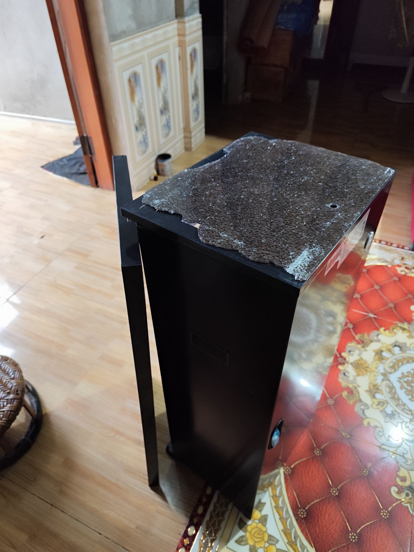 Sản phẩm mở ra bị bể kính , gẫy hết các chốt và vít