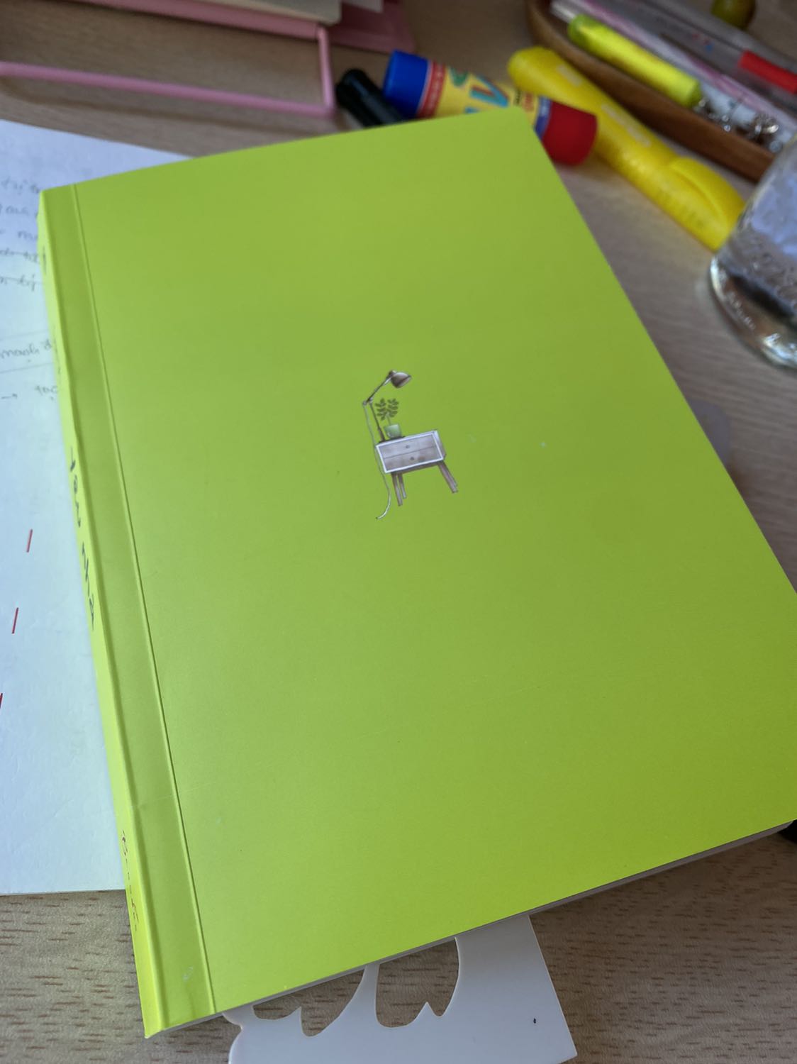 Mình đặt giao trước 19h tối mà hôm qua quên mất nên sáng nay tiki giao lại, các bạn ship rất rất nhiệt tình. Sáng nay lúc nhận hàng còn được bọc lại nilong do hôm qua mưa bão, hộp nhận hàng còn nguyên dù hơi móp nên sách bên trong tất nhiên ko co vấn đề gì.

Tiki bán giá rẻ hơn so với giá bìa, sách cũng rất ổn, chăm sóc khách hàng, giao hàng cũng rất ổn.