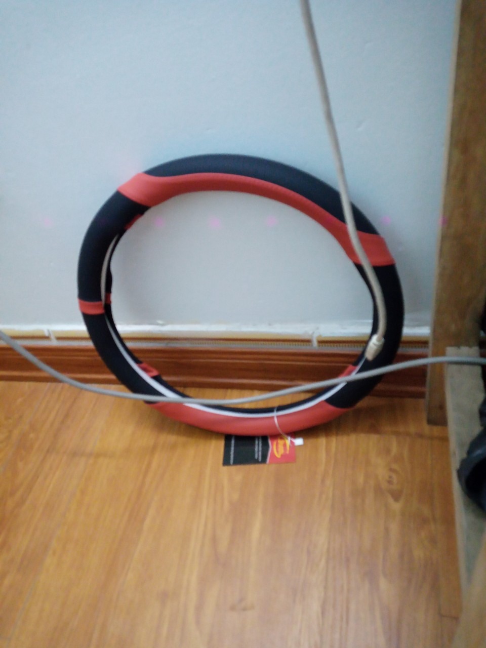 Bọc vô lăng đẹp, chắc chắn, rất tốt nhưng không thấy tặng bảng *** gắn tablo xe hơi như tiêu đề viết.