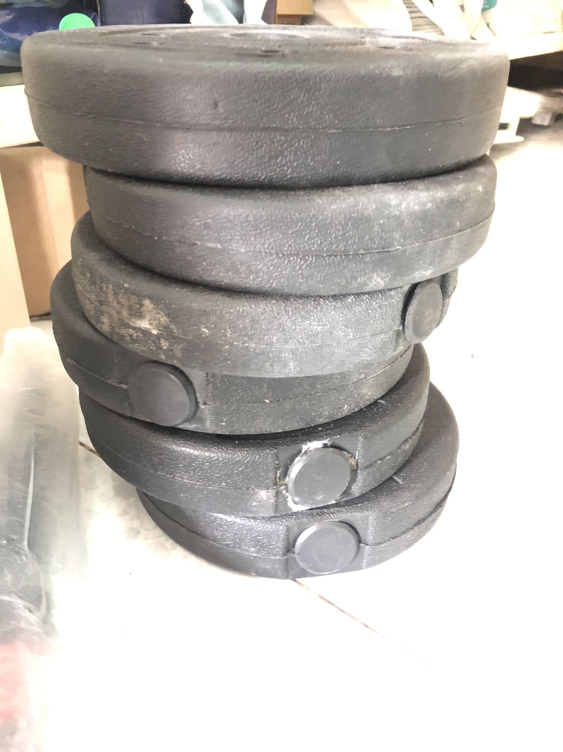 Trên hình thì rất sang nhưng mua về thì hơi bần nhé!
Chất lượng miếng tạ ko được tốt, có miếng bung nắp rớt đá ra ngoài (ko phải tạ đặc), tập mà để mạnh tay có thể vỡ.
Vì hàng rất nặng nên ko đổi trả mắc công.
Nhà sản xuất/nhà bán nên cải tiến chất lượng nhé! Với giá bán bộ 30kg lên đến 990k (khuyến mãi còn 567k) thì chưa xứng đáng với chất lượng.