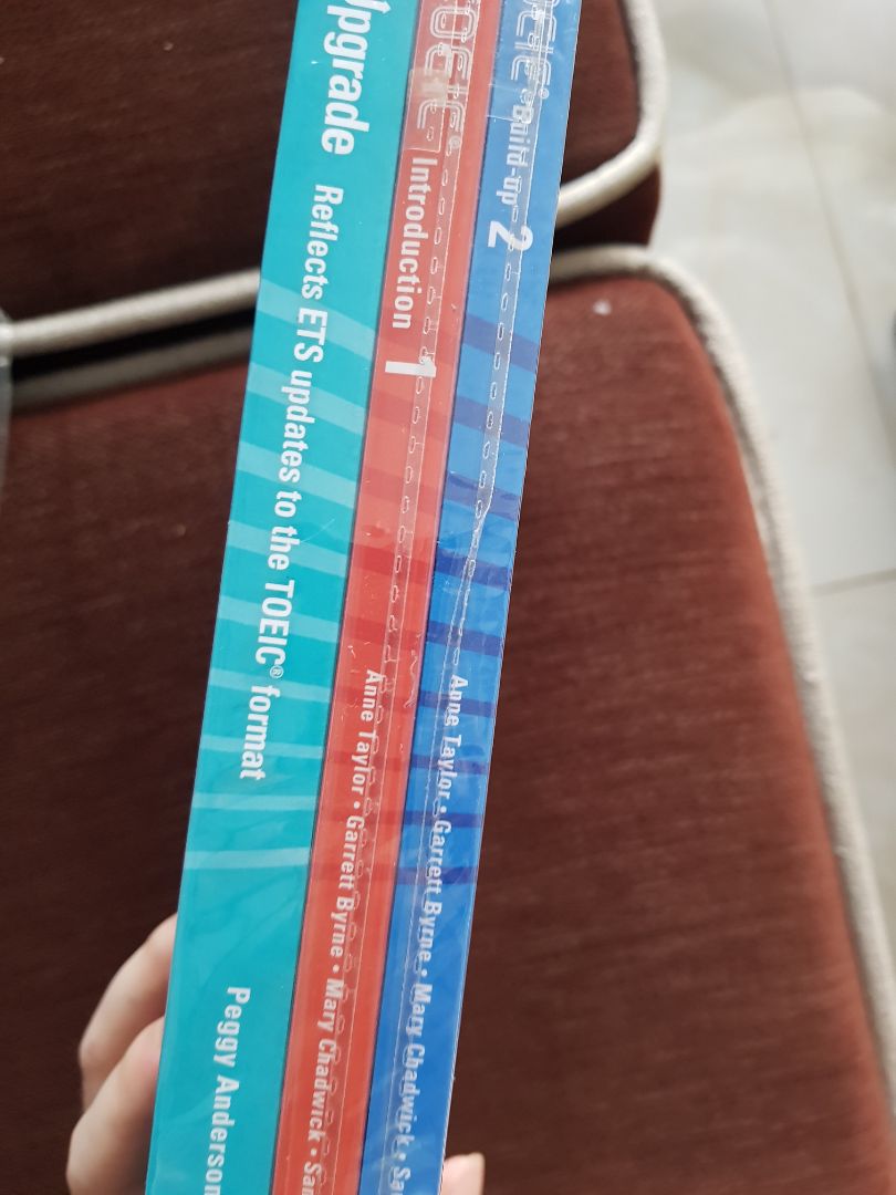 Sách được giao đến rất nhanh. Mình đặt hàng chiều ngày hôm qua (30/10/2021) thì sáng nay (31/10/2021) anh shipper đã giao đến cho mình rồi. Sách được đóng gói kĩ càng, không bị móp méo bìa sách, sách rất đẹp và nặng lắm mn ơiiii :)))