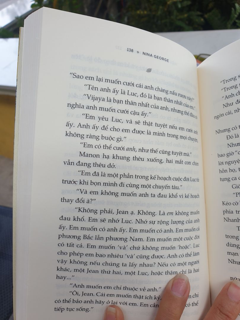 cảm nhận cá nhân: chất lượng sách tốt, dày hơn 400trang. nội dung thú vị và kì lạ. lời văn sâu sắc và mới lạ lẫn hàu hước trong vc miêu tả cảm xúc nv.  nội dung kể về cuộc tình buồn, cuộc phiêu của nv chính. bạn nào thích sách tâm lí thì đọc, hơi nặng nề, day dứt nhưng cách viết của tác giả về nó thì hay.