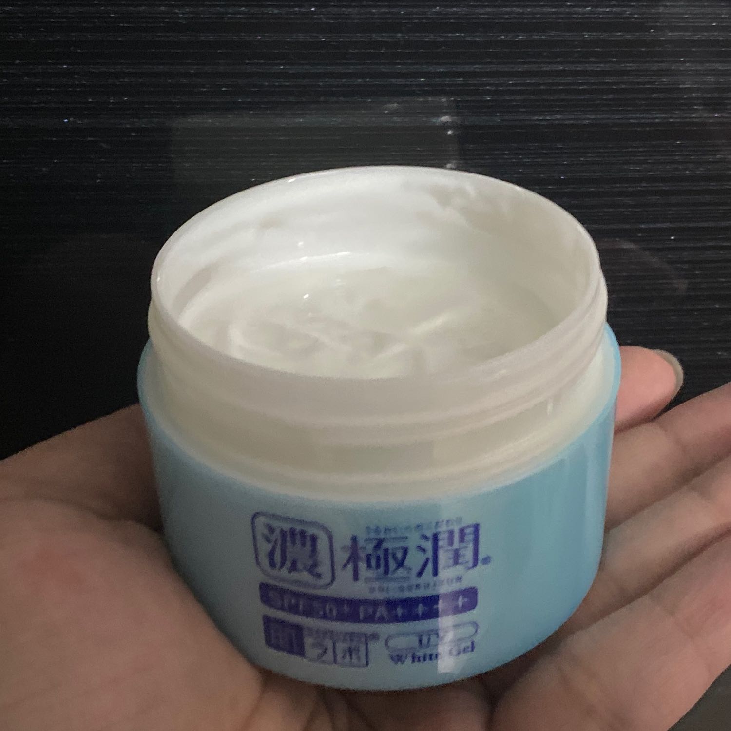 Kem cấp ẩm tốt, mềm và rất nhẹ da mặt. Mình dùng thay kem chống nắng khi đi làm luôn (vì mình làm văn phòng) nên cũng ít ra nắng, đối phó với mấy em bức xạ máy tính thì okie. Kem có thể dùng toàn thân nha mn, dung tích kem cũng lớn + giá thành mềm nên rất đáng trải nghiệm đó!