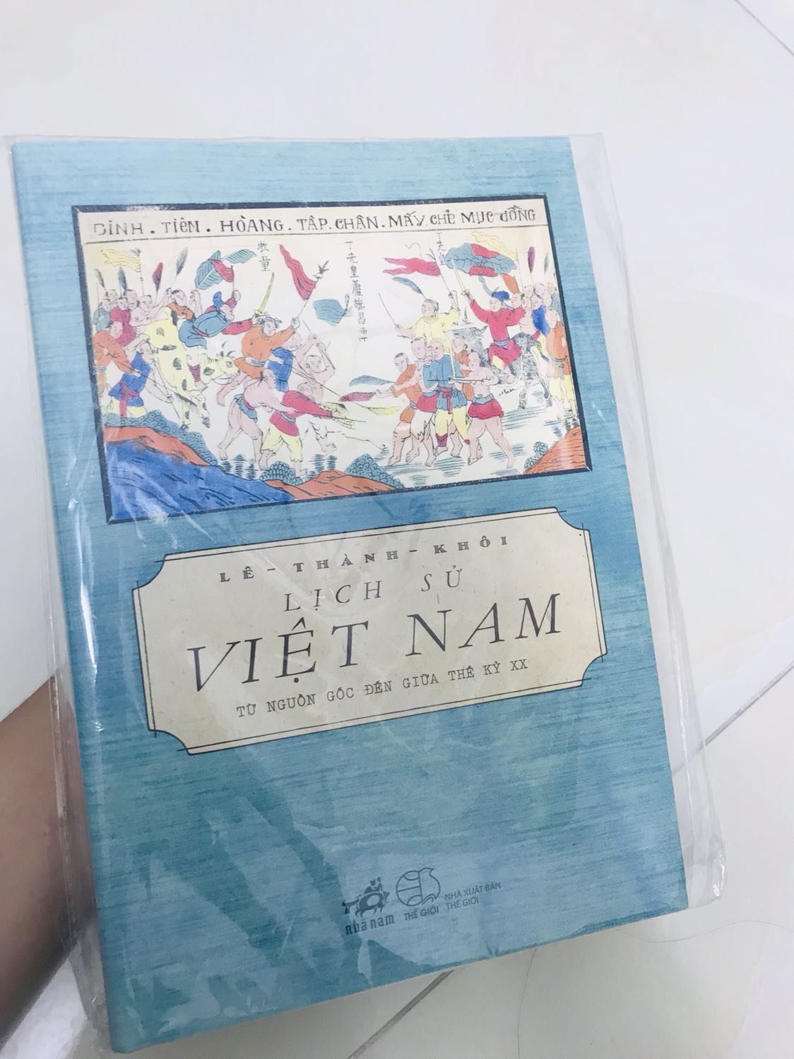 Mình đã mua trên tiki nhiều lần nhưng lần này thì sách được giao trong vòng 2 ngày hơn nữa sách rất đc để trong bọc cẩn thận ko công mép góc thẳng đẹp dễ. Rất yên tâm khi mua hàng ở tiki ở những đợt sau.