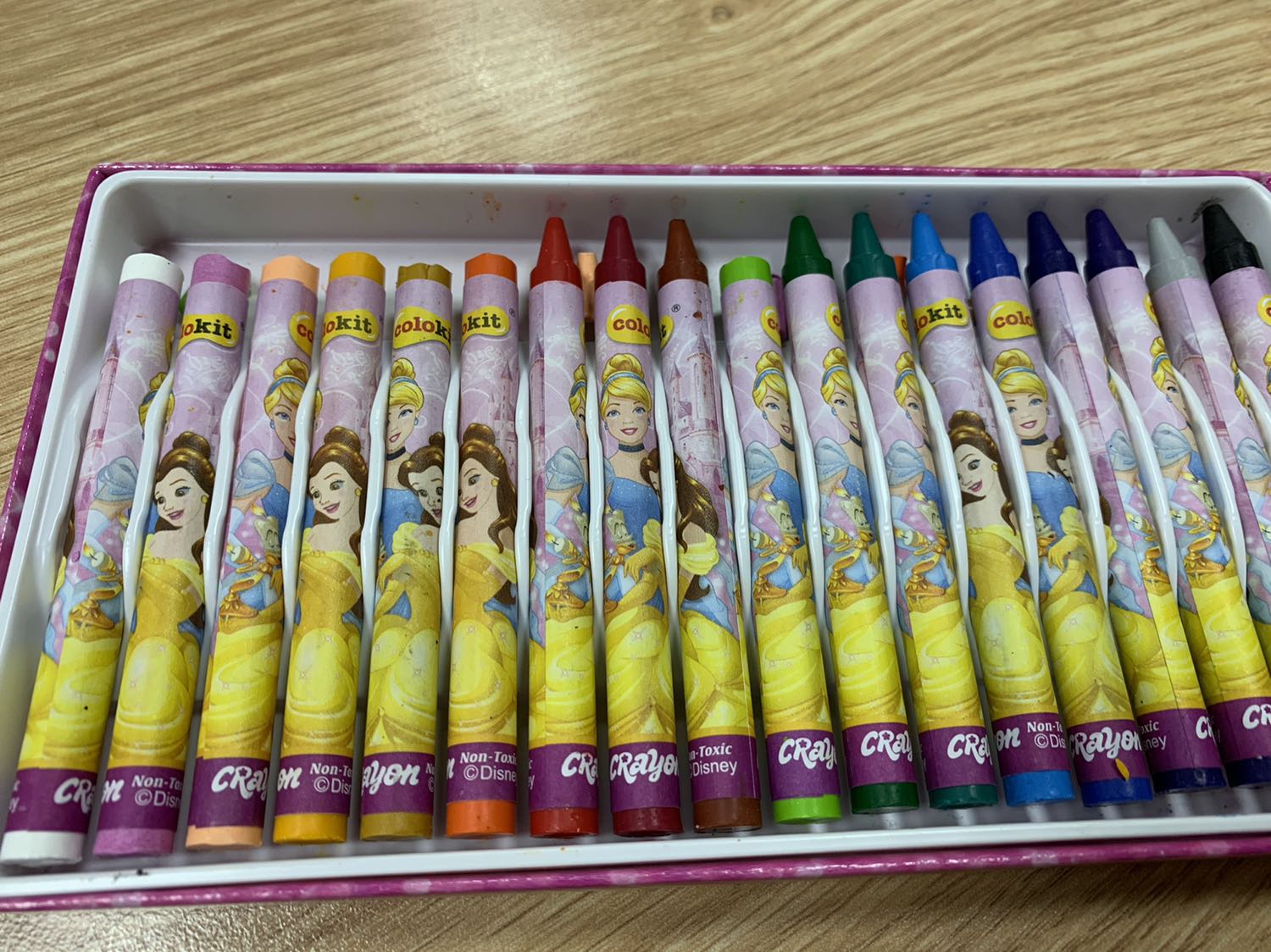 Rất thất vọng! Bút gãy gần phân nửa. Đề nghị Tiki vận chuyển nên cẩn thận hơn.