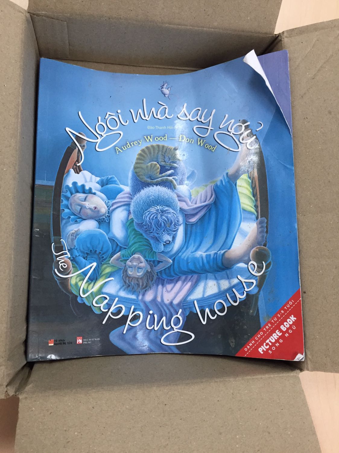 Sach quá tệ,    vua bẩn vừa cũ mà giao cho khach hàng. Ben canh do, sách bỏ vào thùng quá nhỏ làm sách bị quăn va gãy. 
Tiên thể góp ý dịch vụ Tiki quá tệ, 2 tổng đài đều luôn luôn bận ko goi duoc, app thì ko co dich vu yeu cau đổi trả nhu *** cty khac.