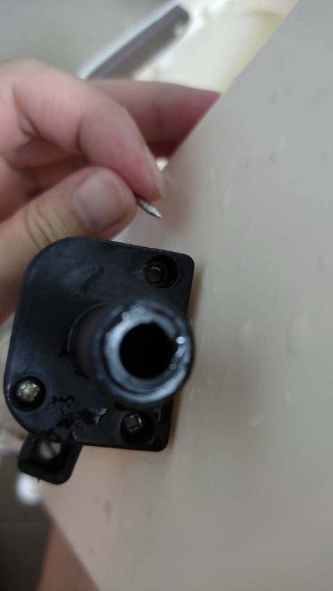 Về mở ra thì thấy sản phẩm đẹp, nhưng khi dùng thì bị rớt ra con ốc ở dưới chổ khoang lò xo và gắn vào kg được. Bị lỗi ở điểm chốt đó. Với chưa rõ tại sao hộc đựng nước dơ lại nhỏ như thế? Khi lau dỡ chừng rồi bỏ phần nước dơ đó thì làm sao? Phải nhúng cây lau vô phần nước sạch thì nc nó dơ rồi còn đâu. Nên khá là bất tiện khoảng đó và cây vắt cũng kg sạch nước vì khi hoạt động vắt thì cây cũng chạm vào nước rồi, nên trên khô nhưng dưới lại ướt.