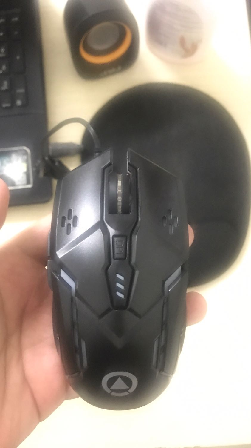 Chuột xinh, click êm tay, hơi nhạy quá so với em chuột cũ của mình nhưng đc cái cầm nhẹ tay. Đóng gói cũng rất xịn!