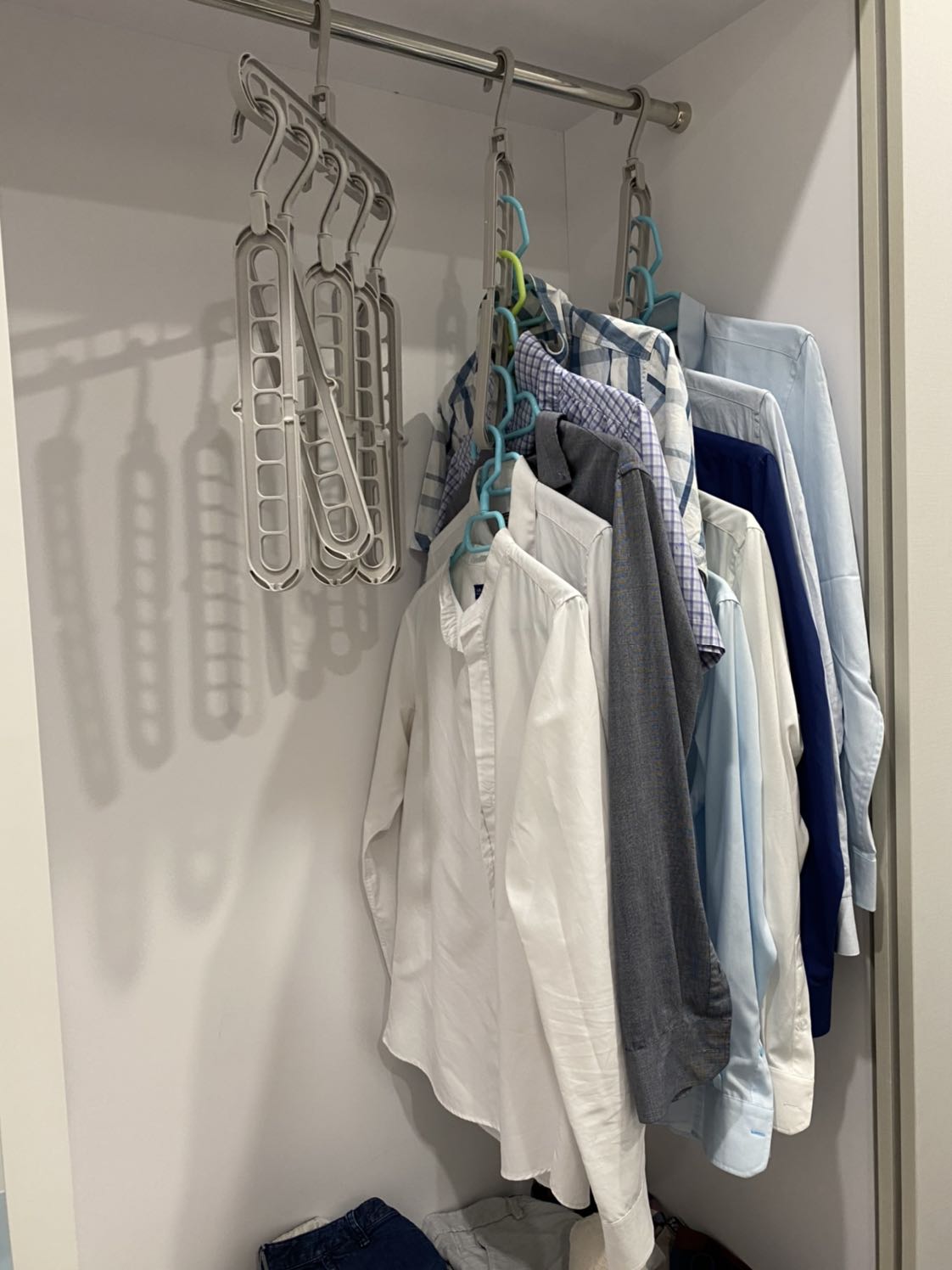 Nhựa mềm. Dùng ổn. Chỉ nên treo khoảng 5 áo vào 1 móc vừa dễ nhìn để chọn đồ vừa đẹp, khuyên không nên treo cả 9 cái.