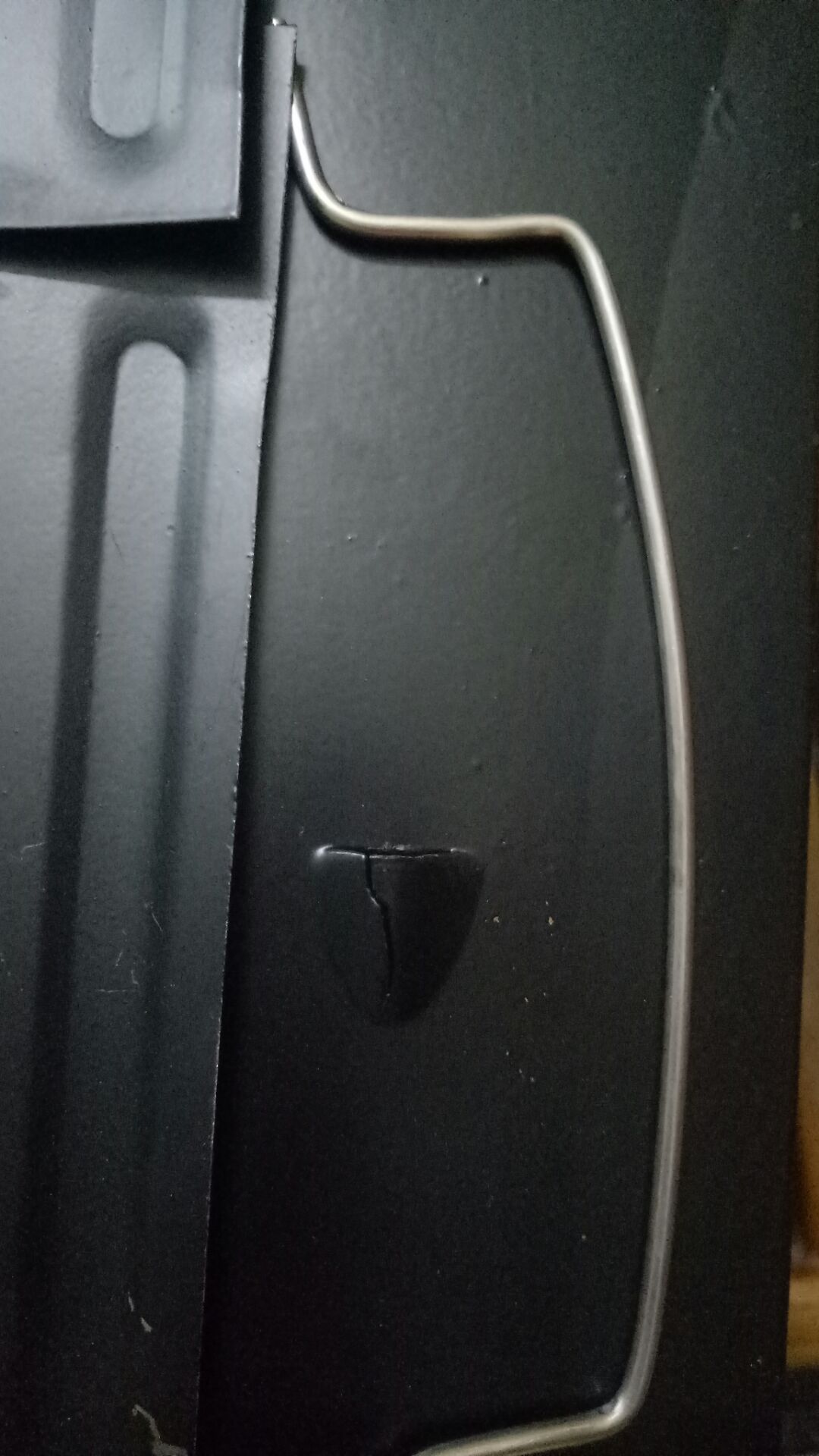 vỉ để đựng đồ nướng thì bị hở mối hàn bung ra, 2 quai để cài thanh inbox sách đi cũng bị tét. lò không có giao miếng tôn bên trong để bỏ than như hình. TIKI xem lại chứ bán ko cho kiểm tra hàng mà giao hàng không uy tín như vậy sẽ mất hết khách hàng thôi.