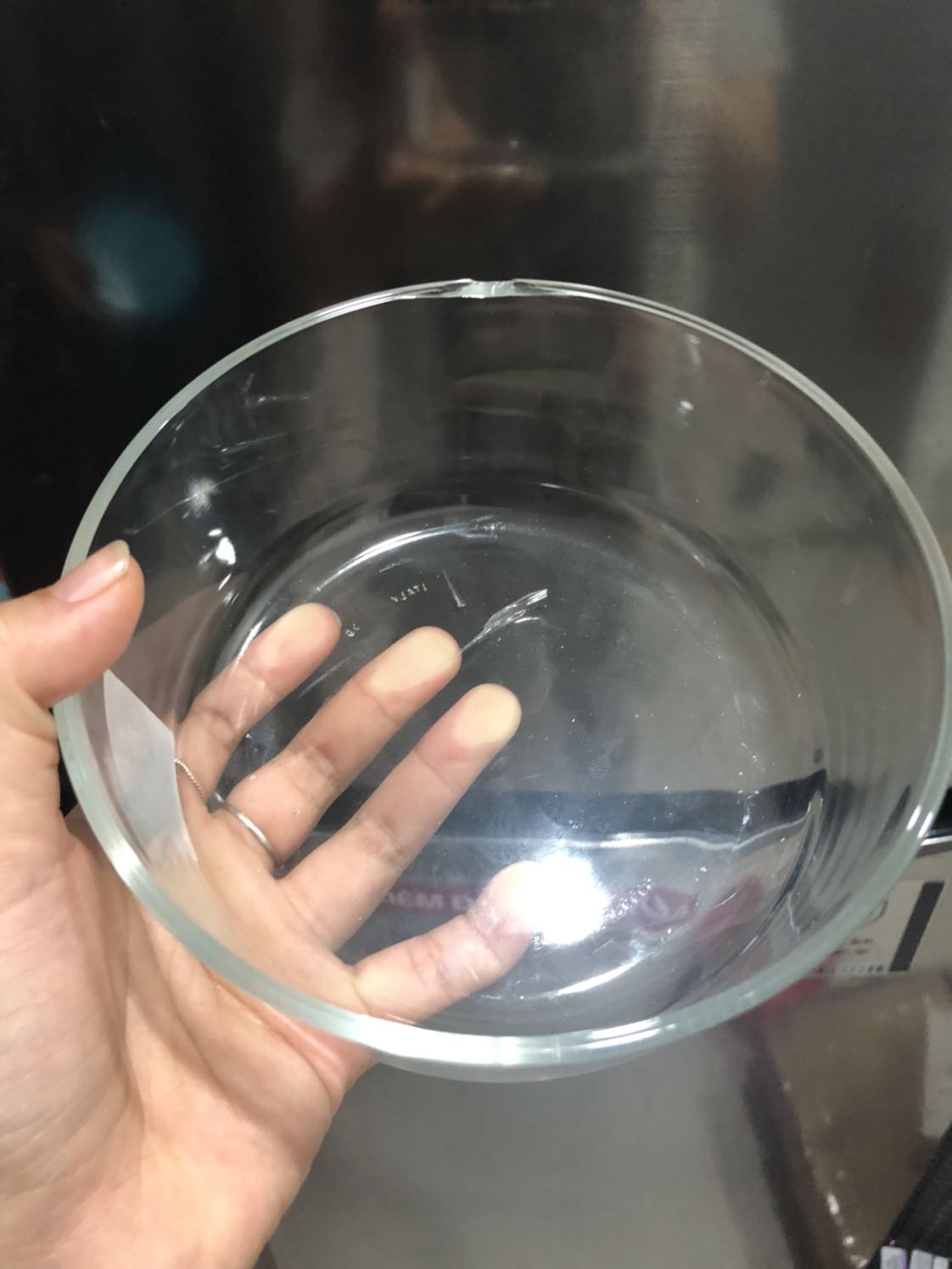 Mua hàng tiki nhiều lần, mà lần này quá là thất vọng, giao lần đầu tô bể, đã hoàn trả, lần 2 vẫn giao tô bể, không biết tiki có ktra hàng cho khách trước khi giao không vậy????