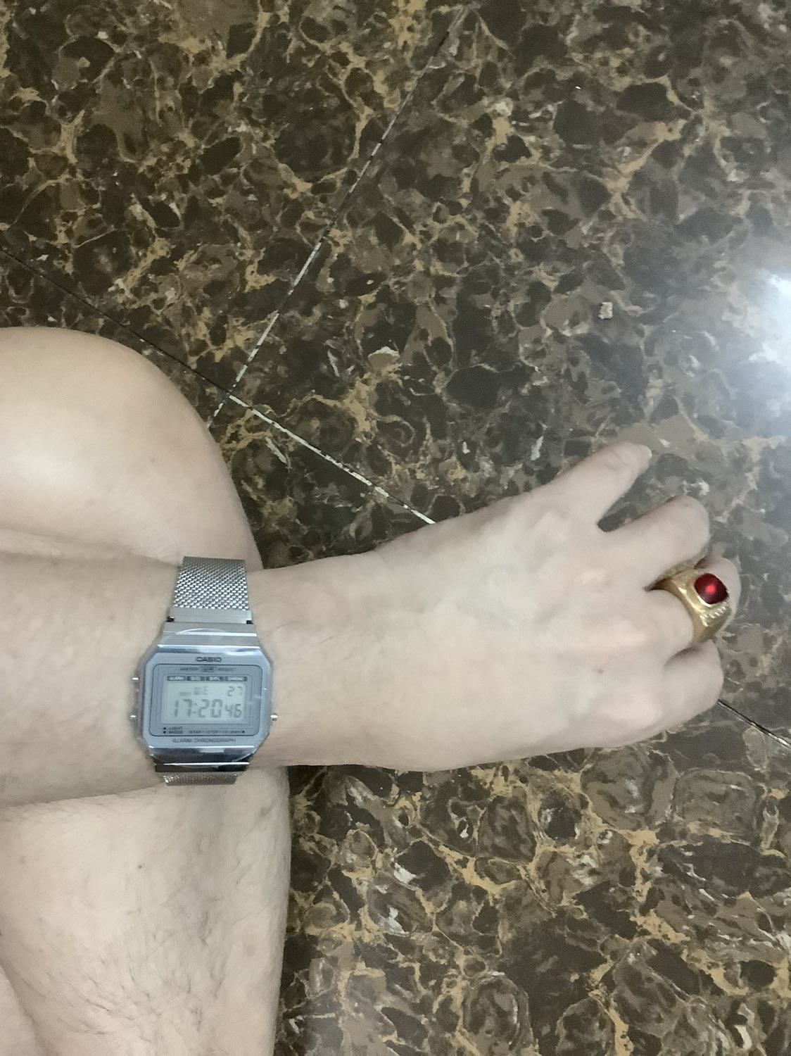 Giao hàng nhanh, gói kỹ, đồng hồ giao tới không trầy xước gì cả. Mặt đồng hồ dáng cổ điển, không quá to. Dây lưới kim loại mềm. Ổn