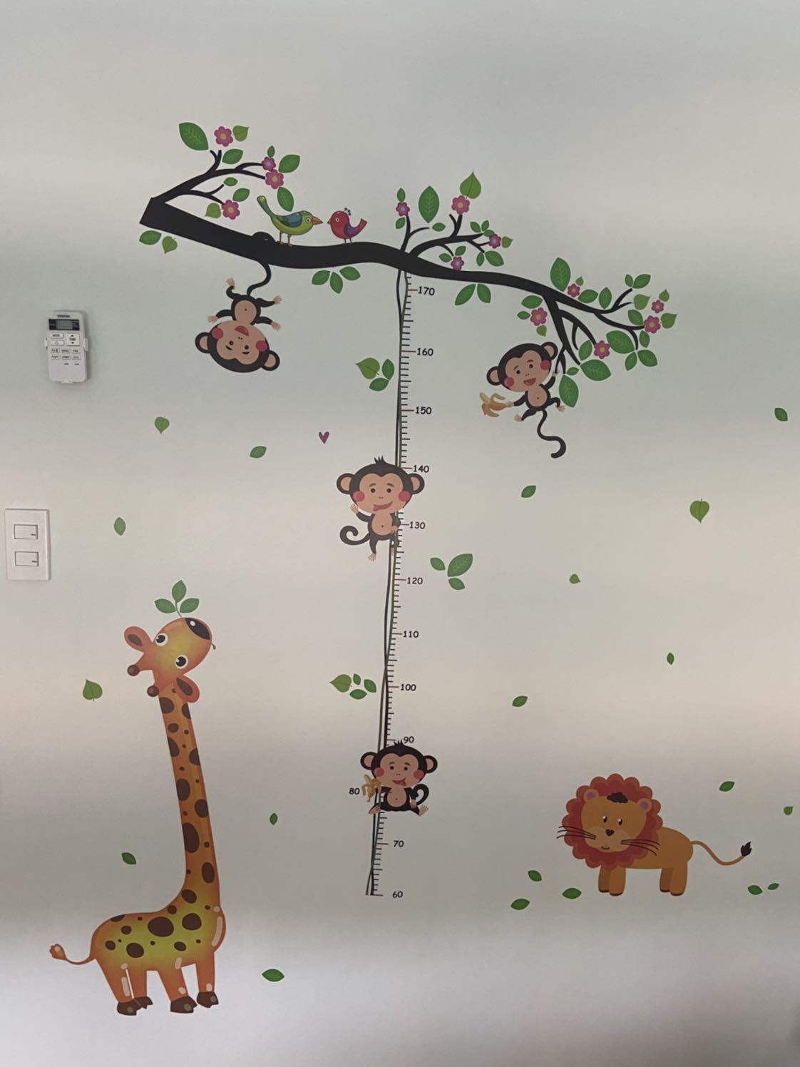 Keo dán chắc, hình dễ thương. Tuy nhiên kích thước không chính xác lắm. Thước max 1m7, tuy nhiên đã lệch khoảng 3cm so với thước kéo. Btw, đồ chơi dành cho con nít thì cũng không cần quá chi li, em bé thích là được.