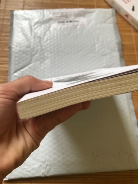 Vừa mới bóc gói hàng ra mà cảm thấy rất bực mình, rõ ràng được gắn mác tiki best tuy nhiên lại đóng gói rất cẩu thả, sách không được bọc trong túi ni lông riêng mà gói chung với 2 cuốn khác. Đồng thời khi mở ra thấy sách có hiện tượng gãy nếp bị bẩn ở các khu vực đáy cuốn sách giống như là sách cũ, cảm thấy đồng tiền bỏ ra nhưng nhận được dịch vụ không xứng đáng