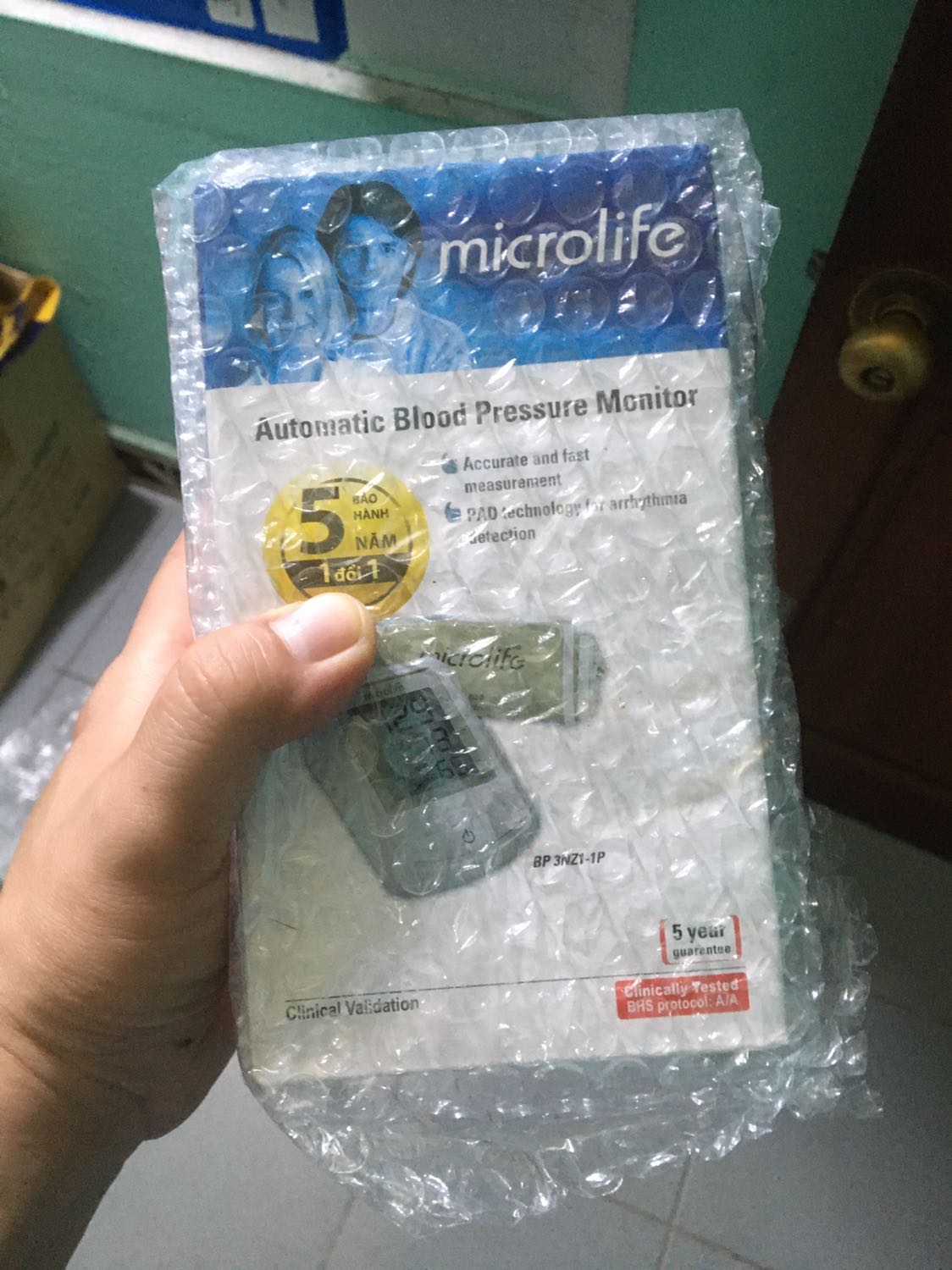 Giao hàng khá nhanh, đóng gói rất cẩn thận. Đã đo thử kết quả qua 3 lần đó rất chính xác (so sánh với máy Beurer hiện đang dùng).