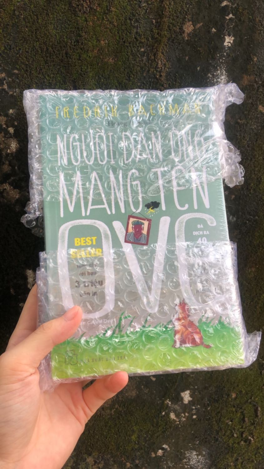 Sách đẹp, gói rất kĩ, giầy mịn và thơm đúng kiểu mà mình yêu thích từ bé đến giờ. Mình chỉ đọc được một chút xíu nên không dám nhận xét đến nội dung cả cuốn sách, nhưng về những trang đầu mà mình đã đọc thì tính cách nhân vật được miêu tả rất rõ ràng, mạch lạc, người đọc như bị cuốn vào câu chuyện. Dịch giả Hoàng Anh dịch khá hấp dẫn, khiến mình tò mò không biết bản gốc thì như thế nào. Mọi người nên mua nhé!