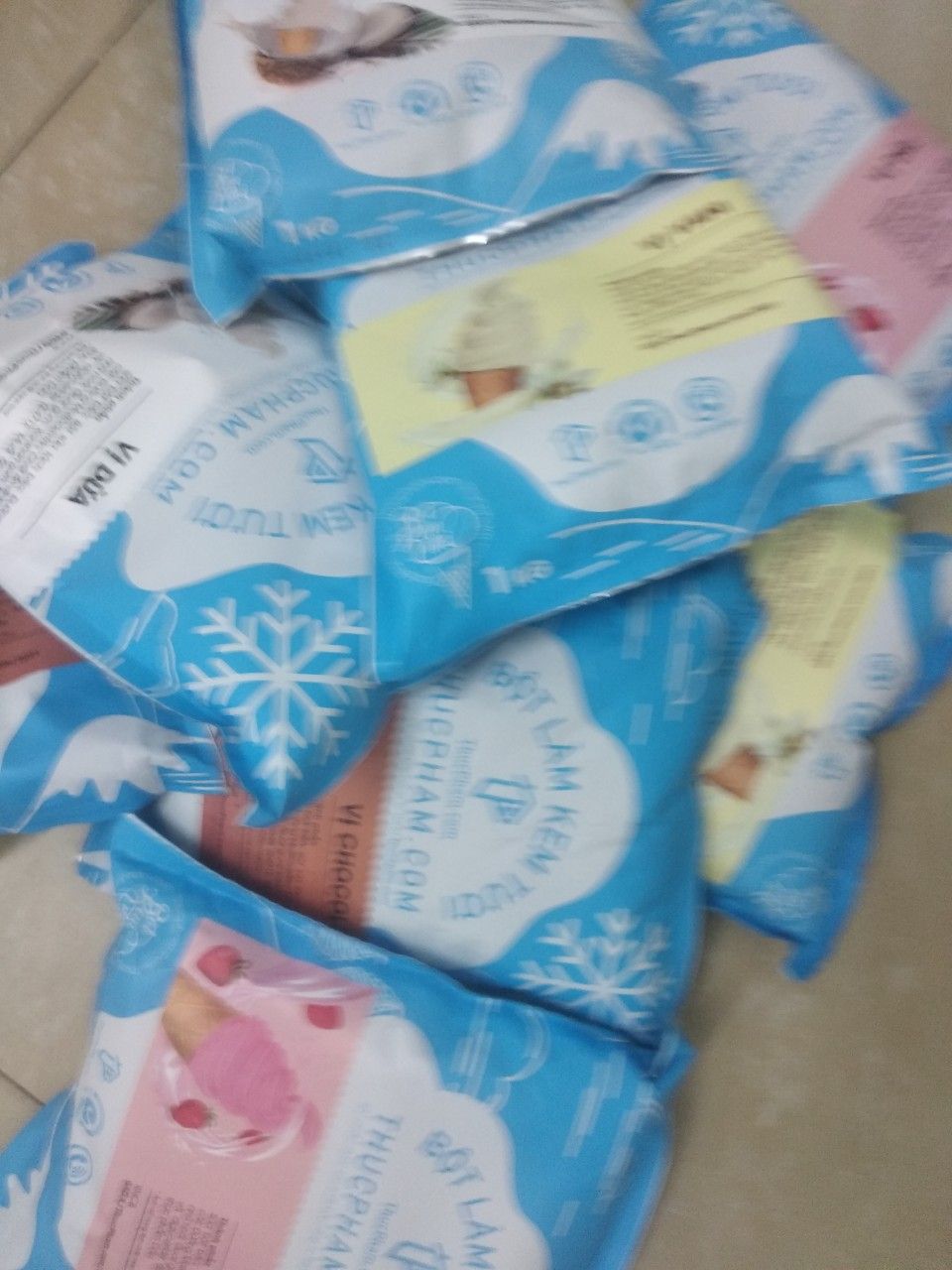 Luôn hài lòng với chất lượng của kem thucpham.com. Hy vọng rằng shop luôn sẵn hàng để em có thể lấy được lâu dài. Nhà mình bán máy làm kem khách mê quá trời luôn