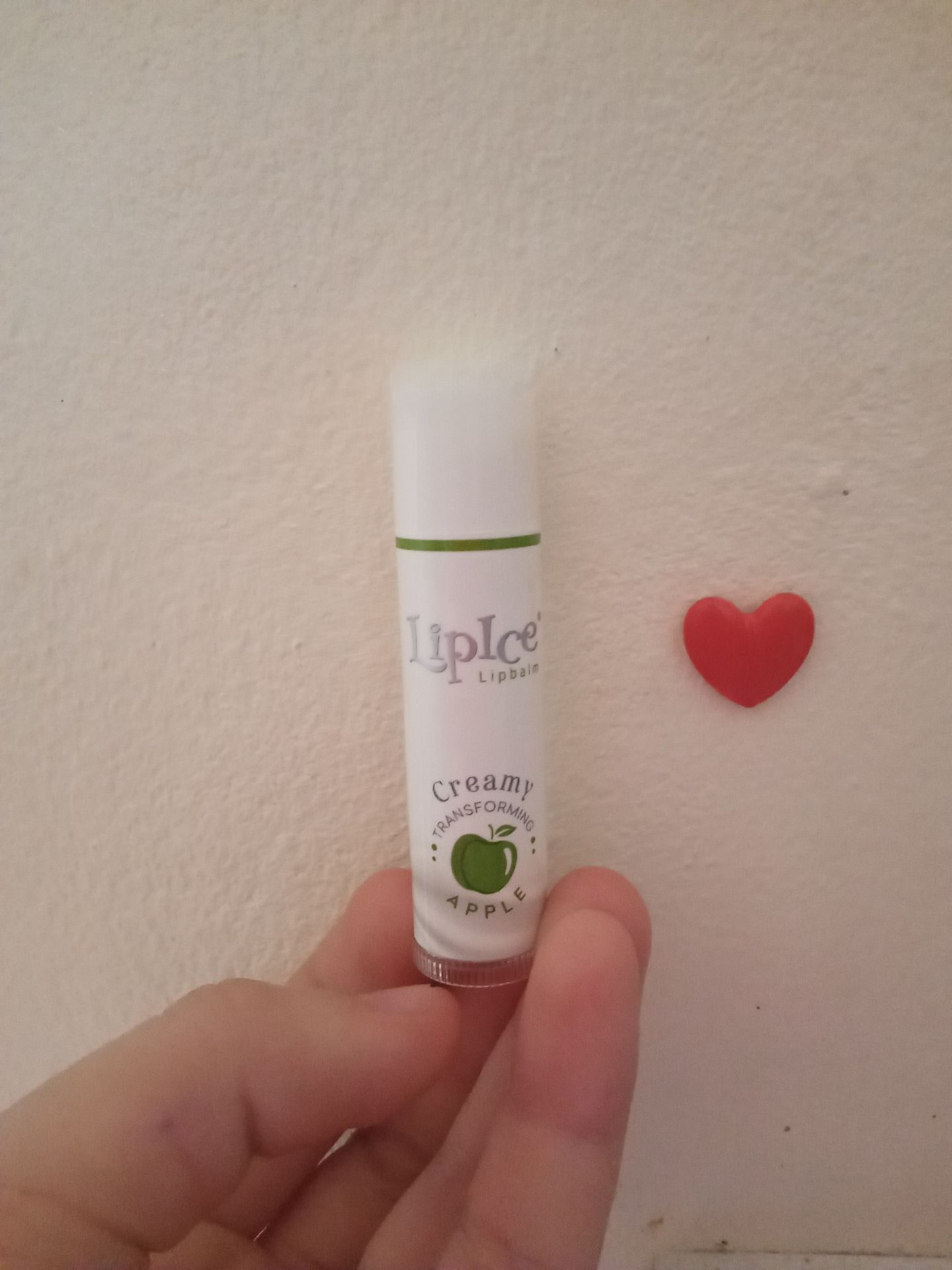 son đánh lên môi rất mềm, mùi táo thơm dịu nhẹ, cây son cầm rất chắc tay, nhìn rất đẹp và xesang. Tiki đợt này giao hàng hơi lâu một chút, gần một tuần mình ms nhận đc hàng nhưng bù lại chất lg sp rất ưng ý, hơn nữa bác shipper của NJV cũng rất thân thiện nữa.