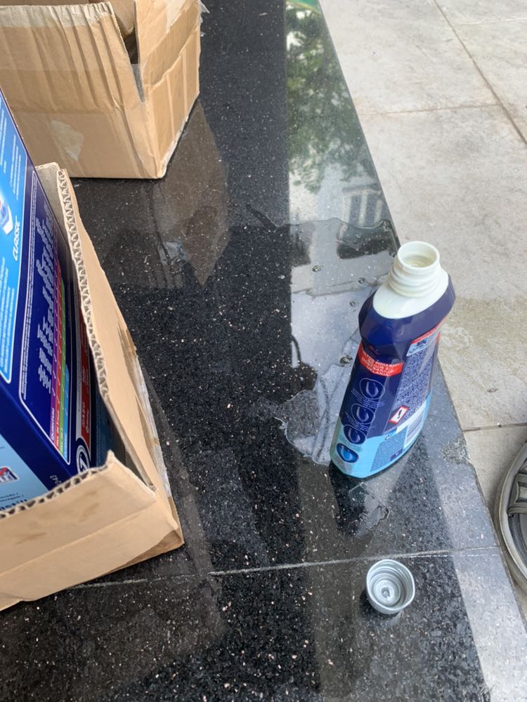 Giao hàng đóng gói sơ sài, dầu bóng bị rỉ ra, khi vừa mở ra bung nắp đổ gần hết.