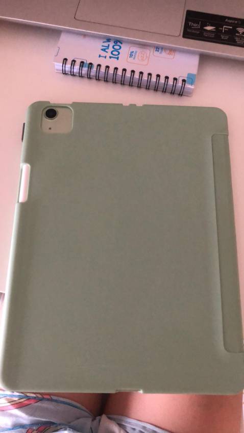 Đặt  iPad Air 4 - màu Blue , mở ra thấy iPad Pro green??????? Shop làm ăn kiểu gì vậy? Hết hàng thì báo cho ngta chứ việc gì phải giao kiểu *** đảo như vậy? Bây giờ ko biết liên hệ ở đâu để đổi lại luôn.