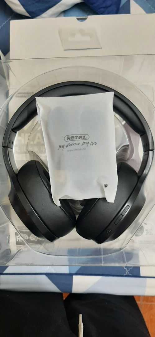 Đóng gói sản phẩm tốt có chút méo hộp nhưng không sao. Hàng giao khá nhanh. Tai nghe ôm sát đầu cũng như ôm hết tai. Với mình thì âm thanh khá ổn có vẻ nghiêng về bass nhiều 1 chút. Bluetooh ổn định và khoảng cách khá tốt. Mình mua đc đúng sale nữa nên rất ưng. Nói chung 5 sao về chất lượng. Mình chưa xài nhiều nên chưa biết pin như nào nên chưa đánh giá về pin. Tai nghe khá chắc chắn nữa không có cảm giác lỏng lẻo. Phụ kiện đi kèm đầy đủ nữa nha.