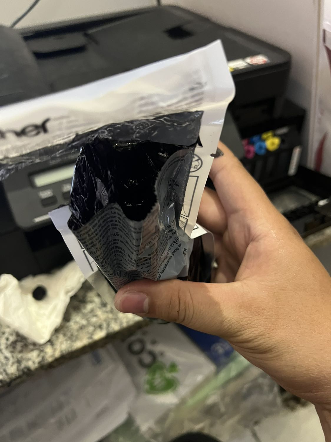 Mặc dù đóng gói kỹ đẹp, nhưng khi mở ra thì chảy như hình. Thay mực chảy vậy cảm thấy hơi hụt hẫng xíu. huhu là do em x.ui thôi.