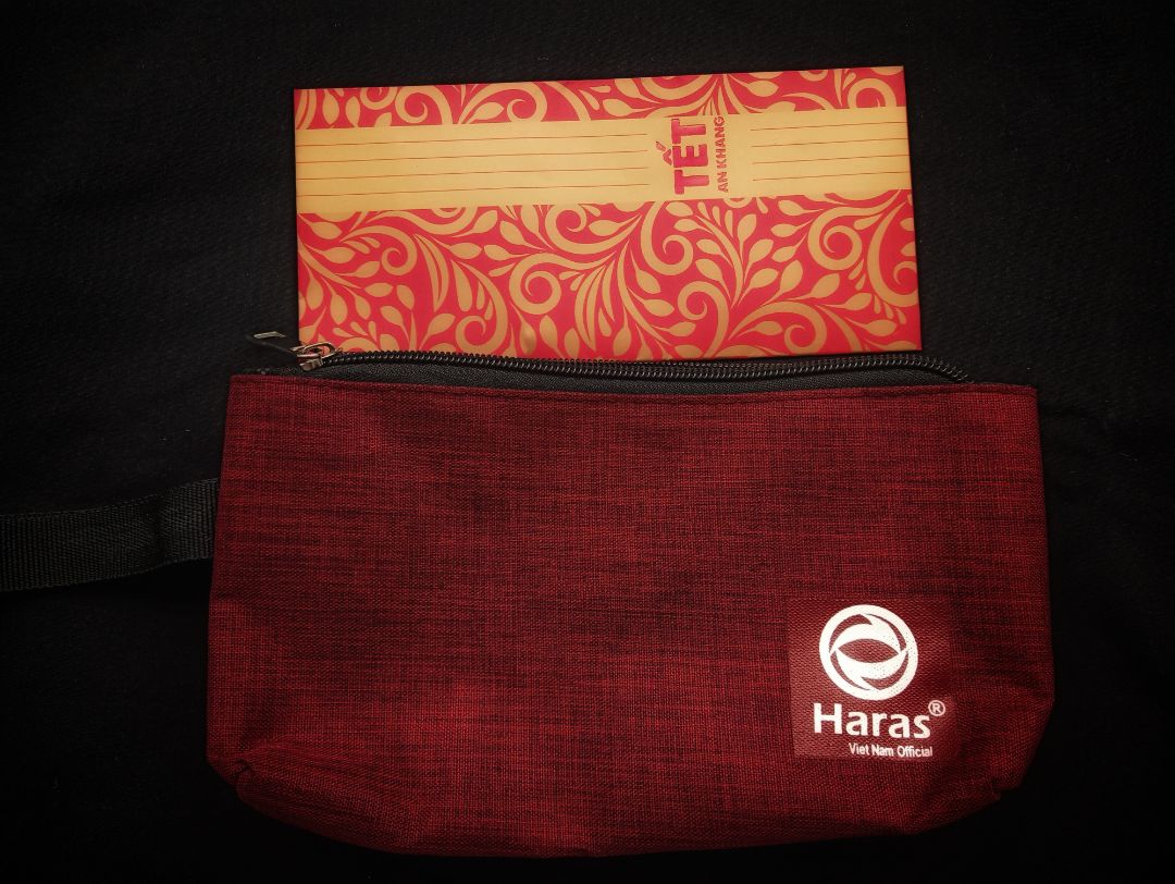 Mua hàng khuyến mãi
Nên vui quá trời
Ví xinh, giá hời
8 K một chiếc

Đựng vừa thước, viết
Khăn giấy, son môi
Giao nhanh thôi rồi
Dán keo kĩ lưỡng

Đường may chất lượng
Dây kéo "ô kê"
Màu đỏ "u mê"
Một ngăn dày dặn

Lấy làm quà tặng
Hay sắm để dùng
Chắn chắn vô cùng
Không tin? Mời thử! ^^