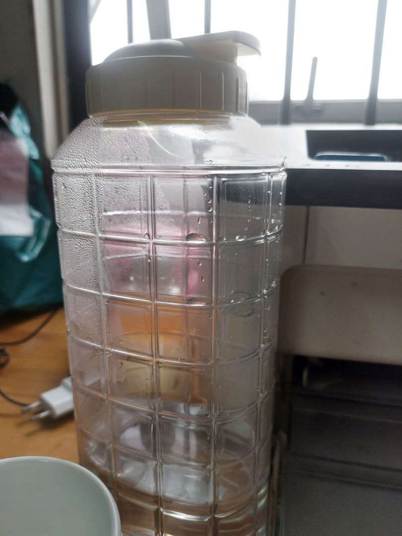 bình dùng đựng nước nguội ổm, có gân dễ sử dụng, nhẹ nhàng. k thích hợp với dùng nước nóng. cho shop 5 sao nhea