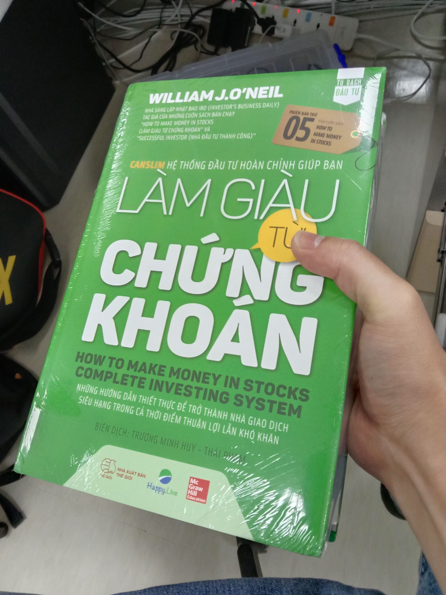 sách thì rất hài lòng. đóng gói của happylive luôn có bọc nilon nên mình rất thích.
điểm trừ duy nhất là cách đóng gói của tiki. rất là sơ sài và ko có chống sốc. 
mình rất quý sách nên mua về mình hay bọc và giữ gìn cẩn thận. vì vậy khi nhận sách mà thấy đóng gói sơ sài vậy là mình cũng hơi buồn.