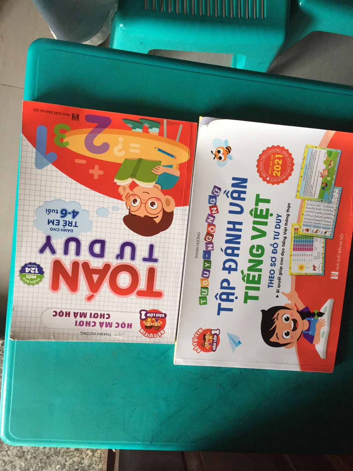 Sách có tem nhà xuất bản, giao hàng nhanh chóng. Chất lượng giấy và hình ảnh rõ ràng, giá đã giảm là hợp lý. Các cháu thích học vì ảnh ảnh sinh động, có bài tập đọc trong cuốn tập đánh vần.