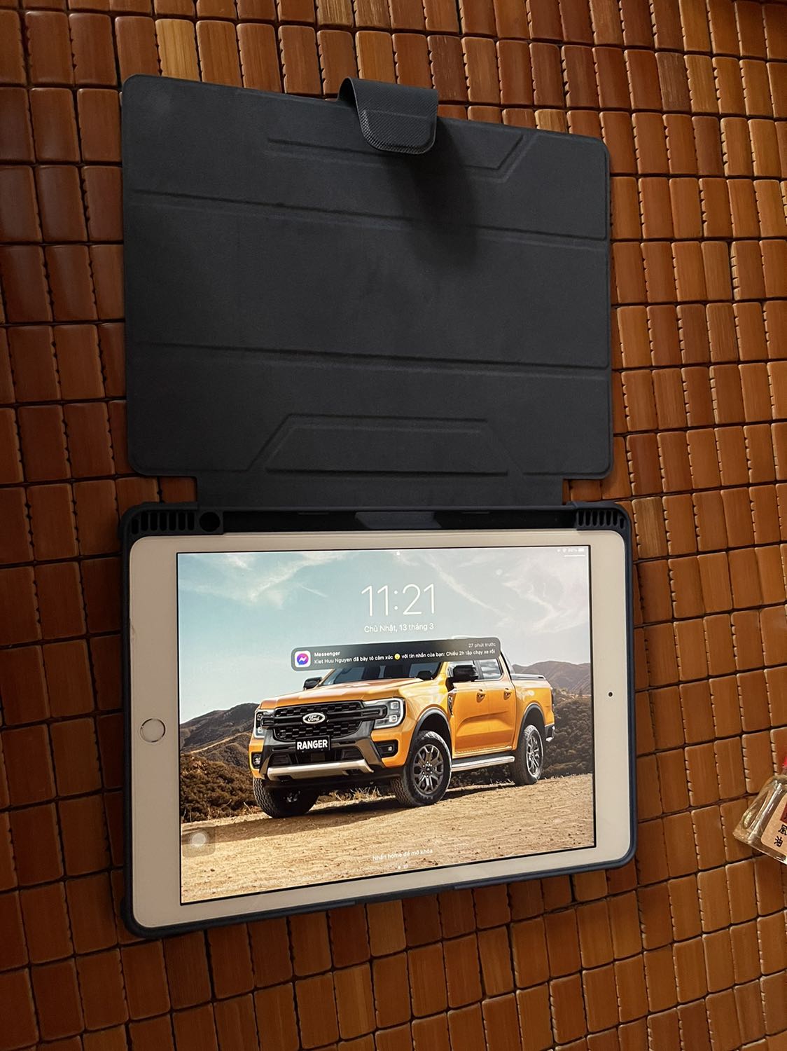 Màu xanh đẹp, ốp vào vừa vặn. Chắc phải kiếm cho con 12prm cái ốp cùng hãng với cái này quá