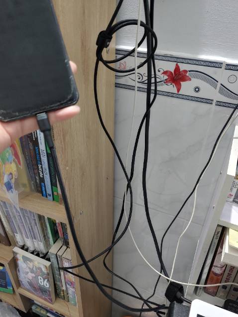 Sạc nhanh nhưng do dây dài nên 1s sau mới hiện kí hiệu sạc nhanh.
Dây trông rất chắc và dài.
Quà tặng kèm cũng chống điện thoại rất tốt.