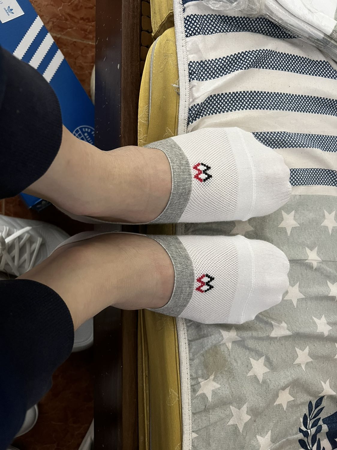 Tất rất đẹp nhé mọi người, chất xịn, đi rất thoả mái, so với loại mình đang dùng đúng là khác bọt luôn, mình hay đi tất lười với sneaker, thật tiếc là ko biết mà mua sớm :)