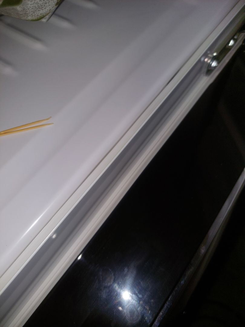 mình mua tủ mới. cái đầu bị lỗi thụng chân tủ. anh chị *** nhiệt tình. đổi cho mình cái mới.  mình sài 2 tuần thì ro tự nở ra. mình cảm thấy hãng banasonic. sản xuất chưa được kỹ.. tủ không thoát thơi ra ngoài. nên mình để vây sử dụng. máy chạy êm bình thường .