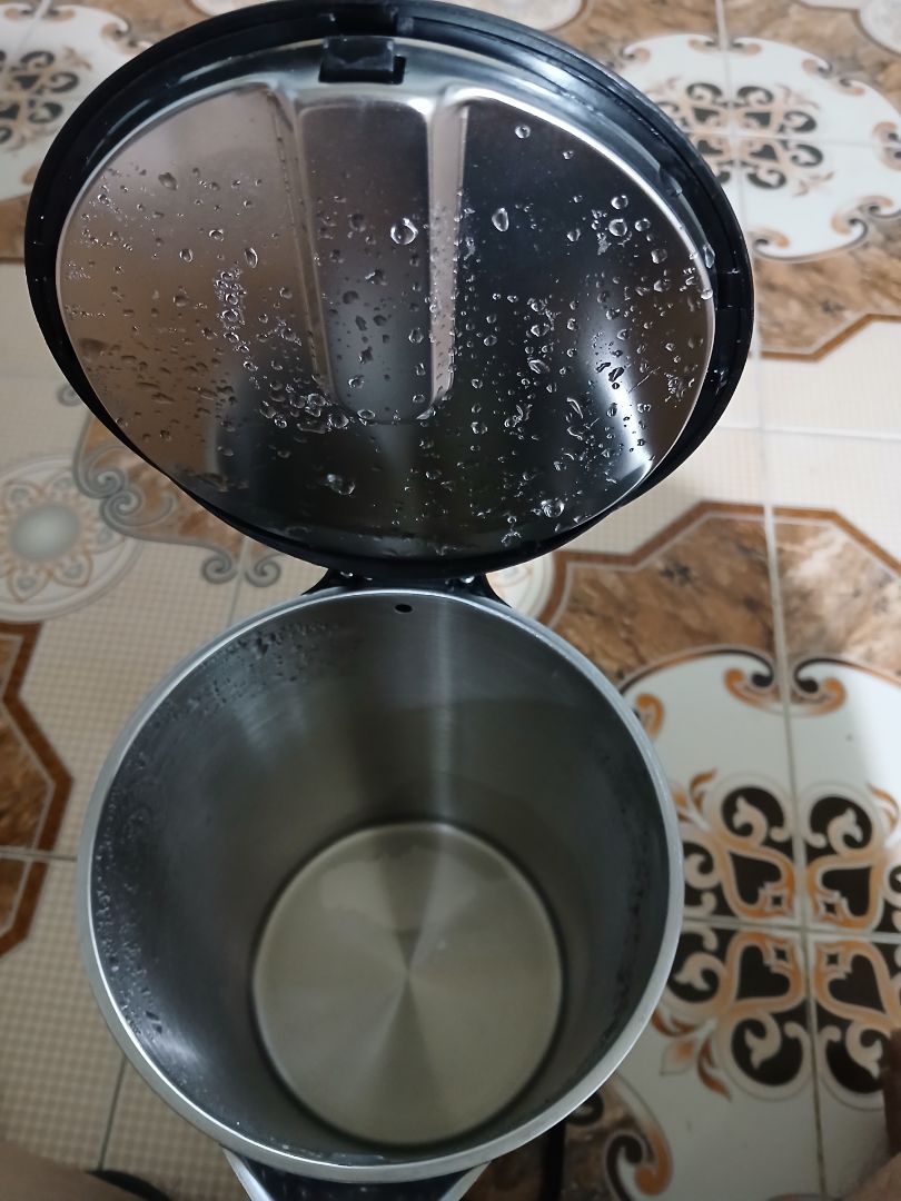 Nắp bình không được tiện lợi lắm. Bình này có khóa gài không nút nhấn, phải 1 tay cầm nắp, 1 tay cầm bình cho chắc để mở nắp. Hy vọng là cái khóa gài bằng nhựa này sẽ không bị hư nhanh.