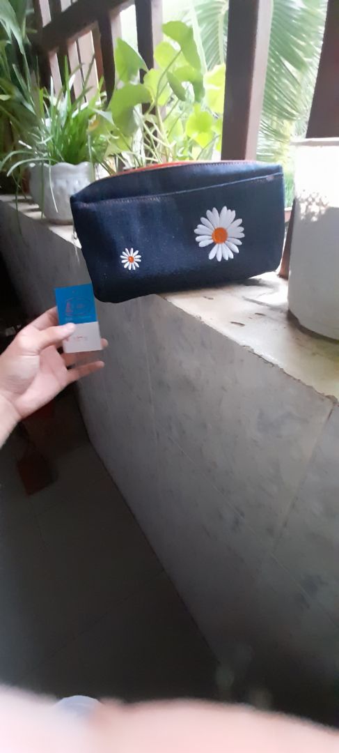 giao khong dung mau minh can . Minh dung hop but tang qua cho em trai kha .hop but kha to ,vai  mong khong duoc dep