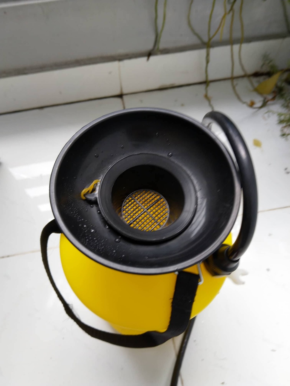 Mình đăt mua mặt hàng này vào ngày 26/9/2018 nhưng tới 4/10/2018 mình mới nhận được vì hàng được lấy từ Hà Nội và vì mình đổi địa chỉ giao hàng.
Hôm nay 5/10/2018 mình mới lấy ra dùng thử thì thấy thiếu cái nắp và thiếu cái ống kim loại, hiện tại mình không dùng được sản phẩm này. Ngoài ra mình còn thiếu voucher quà tặng của Bitis Hunter mà khi mua sản phẩm có nhắc tới . Tiki có thể giúp mình được không?