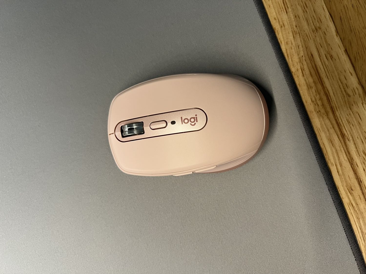 Hàng chuẩn, chính hãng, giá mềm hơn những màu khác nên mua luôn. Mua thay em 2s nên cũng không có gì bỡ ngỡ, cảm giác cầm nắm vẫn quen thuộc, nhẹ hơn 2s một chút, kết nối vẫn đơn giản, nhanh chóng (Bluetooth và reciever), mới mua nên chưa thể đánh giá nhiều hơn.
Tiki đóng gói cẩn thận, giao nhanh.