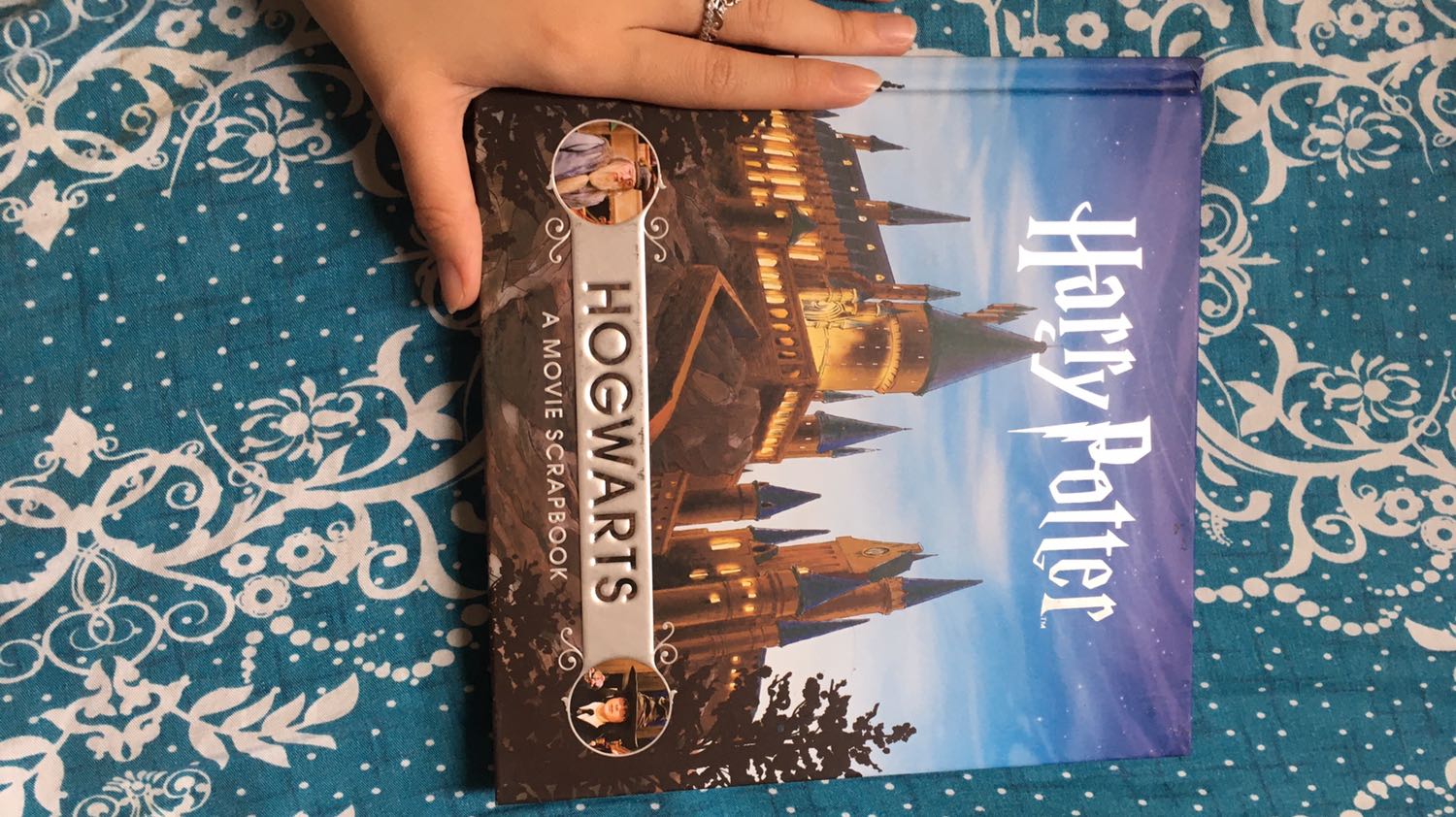 Mình cứ nghĩ là cuốn này sẽ bự lắm mà nó khoảng 21cmx21cm thôi. Bên trong nhiều nội dung về trường Hogwarts như thư nhập học, ga xe lửa đến trường, lễ phân loại hay các nhà trong trường. Có giới thiệu về phòng của hiệu trường và các môn học nữa. Cuối cùng là hoạt động ngoại khoá. 1 cuốn sách đáng để trên kệ dành cho potter head và những người yêu thích harry potter ????