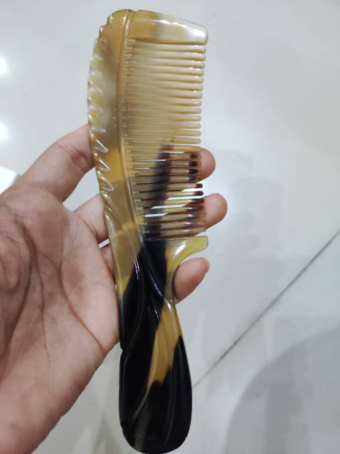 Mình mua để dùng cho bản thân và tặng người thân bạn bè. Trước đây cũng có mua vài cái lược của shop bên *** và chải êm da đầu nên mình rất ưng nên đặt thêm về tặng người thân và bạn bè. Khi phản ánh về mẫu lược này chải không êm như mẫu COH164 và mong muốn được đổi lại thì shop rất vui vẻ và đổi lại cho mình và vẫn kèm theo quà tặng. Vậy là bỗng dưng đc 2 cái vòng gỗ.

Ppp0Sau khi nhận hàng về dù mỗi chiếc lược cũng có lỗi chỗ này chỗ kia một chút và chải vẫn không êm như cái lược mình đang chải nhưng nhìn thấy đẹp và dày dặn chắc chắn hơn nhiều. Nếu shop bán hàng đẹp chuẩn 100% với giá này chắc sẽ lỗ to nên thôi mình quan trọng nhất vẫn là chải lược này tốt cho sức khỏe thôi. Bạn nào thích êm thì có thể inbox shop chọn mẫu lược răng tù nhé! Sẽ êm hơn răng nhọn đó.