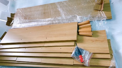 Unbox trong đêm, tặng anh trai sinh nhật ảnh hì hục lắp ngay khi nhận hàng😁
Sp đầy đủ có miếng lót sau, gỗ đẹp nhìn rất tốt
Chân chắc có đệm tranh chà xước
Kích thước đúng miêu tả
Thích kiểu kệ có chan ntn dễ vệ sinh sàn và ko bị đóng bẩn 😉