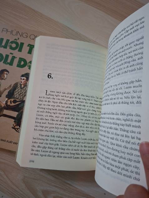 Mình mua liền hai cuốn luôn, hot quá trời mà giờ mới mua đọc, mình thấy review hay lắm