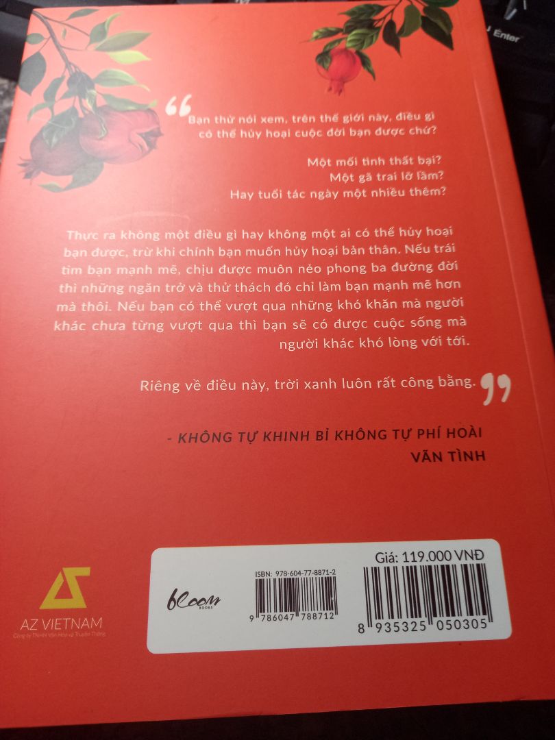 Sách rất đẹp, trình bày xinh xẻo, siêu dày, giá cũng ổn nữa ạ. Mình mua để tặng nên chưa có dịp đọc. Hi vọng tương lai có thể tự thưởng cho mình 1 cuốn❤
Mình thấy phần đóng gói khá sơ sài nhưng sách của mình không bị sao cả.
Bù lại thời gian giao hàng rất nhanh. Mình đặt 2 ngày là có rùi. Cảm ơn Tiki rất nhiều.