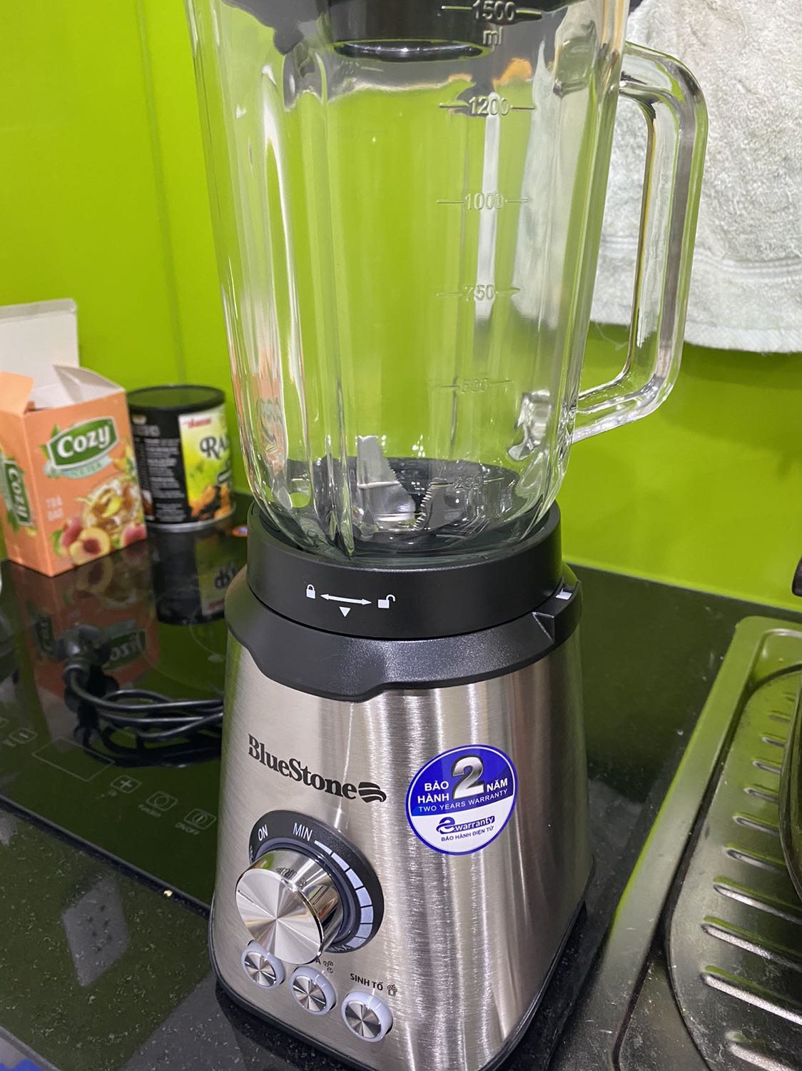 Ok, tiki giao nhanh. Máy xay xài ổn xay rất nhanh và mịn. Hơi ồn và mới bật máy có mùi khét nhựa. Đóng gói cẩn thận. Có cối xay khô riêng khá ok để xay tiêu ớt tỏi