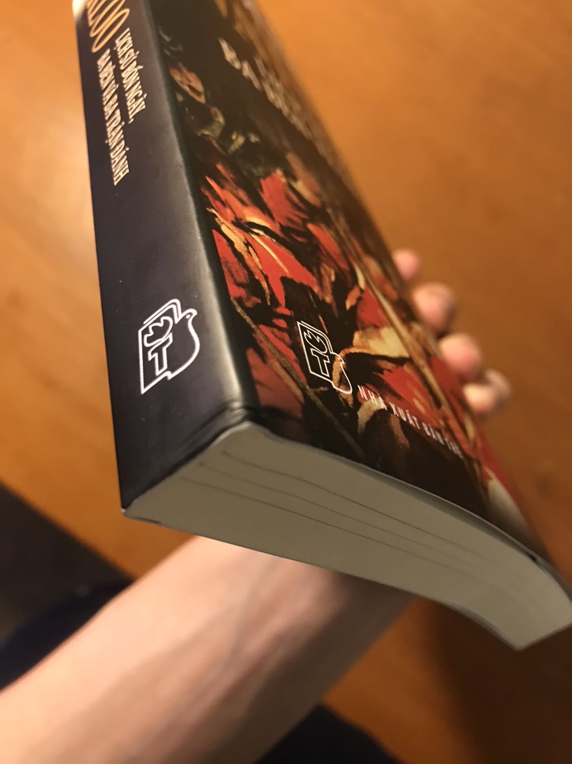 lúc mình gọi điện ra nhận hàng. xong thì thấy cái hộp như vầy. gói hàng quá kém. gần như rơi sách tuột luôn ra ngoài hộp. mình ko thể hiểu tại sao lại gói hàng như vậy. sách bị va đập vặn vẹo rất khiếp. nhìn gáy sách và giấy bị méo xẹo muốn tức cả não. ko hiểu sao nó ko rách hẳn rơi ta luôn đi và lại dính bám vào như vậy. trời ơi, sách mới xb thôi mà lại giao như này. tôi yêu cầu tiki đổi lại cho tôi quyển sách khác. #noikhongvoisachloi