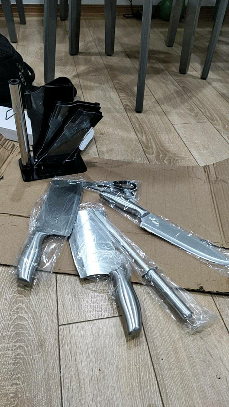 Shop đóng gói hộp chắc chắn. đầy đủ sản phẩm giống mô tả. dao thì sắc bén, khá là thích. . có cả kệ, giao nhanh nữa. nên mua mn ạ