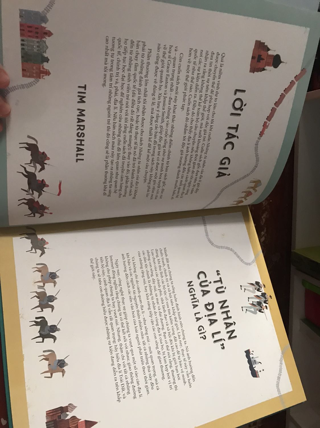 Cuốn sách tuyệt đẹp, phiên bản màu dành cho độc giả trẻ. Cuốn sách trả lời các câu hỏi lớn về địa lý chính trị, lịch sử như: quốc gia siêu cường là gì? Tại sao con người lại gây ra chiến tranh? Tại sao một số nước giàu, một số nước nghèo?… cuốn sách rất bổ ích, mình rất hài lòng với sản phẩm này.