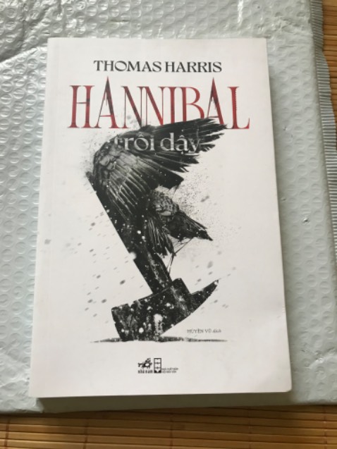 Vừa mới bóc gói hàng ra mà cảm thấy rất bực mình, rõ ràng được gắn mác tiki best tuy nhiên lại đóng gói rất cẩu thả, sách không được bọc trong túi ni lông riêng mà gói chung với 2 cuốn khác. Đồng thời khi mở ra thấy sách có hiện tượng gãy nếp bị bẩn ở các khu vực đáy cuốn sách giống như là sách cũ, cảm thấy đồng tiền bỏ ra nhưng nhận được dịch vụ không xứng đáng