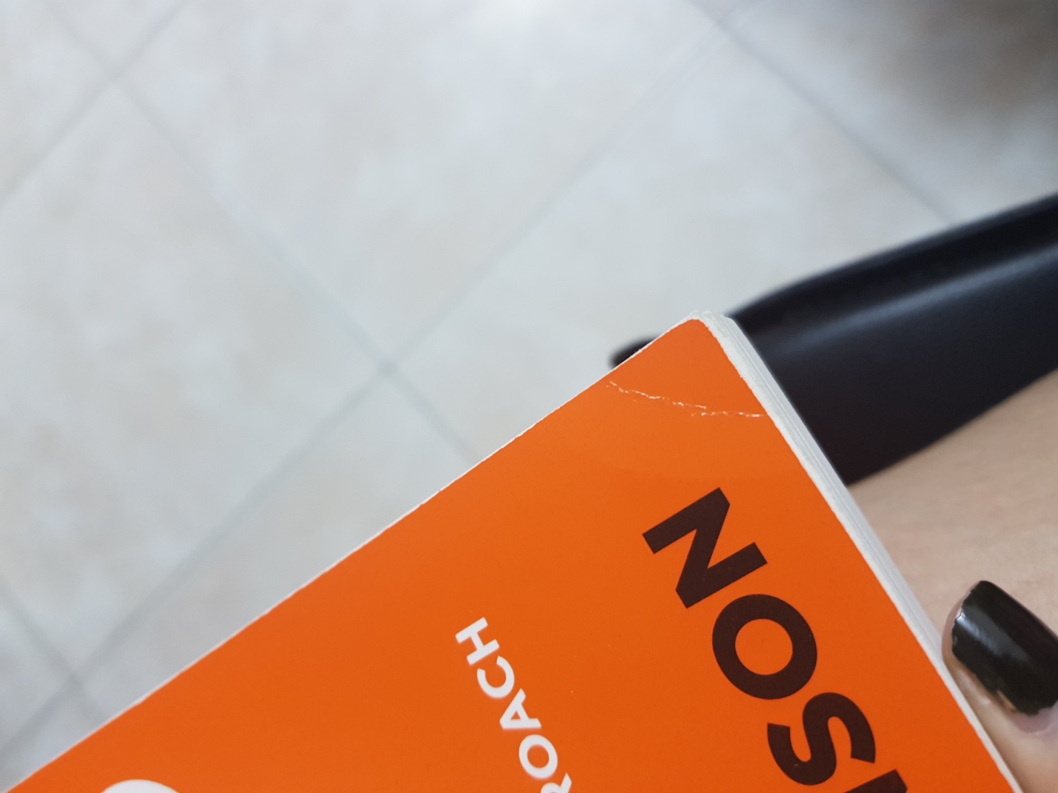 Sản phẩm nhận được bị cong góc bên phải. Là một người đọc sách và thật sư yêu quý sách của mình thì mình cảm thấy điều này không ổn . Tuy sản phẩm được bao bọc kĩ (để trong hộp) nhưng hết một nửa độ dày của quyển sách bị cong góc. Bìa sách chắc là do lỗi sản xuất nên bìa sách không che hết trang sách phía trong. TIKI xem xét vấn đề này nhé.